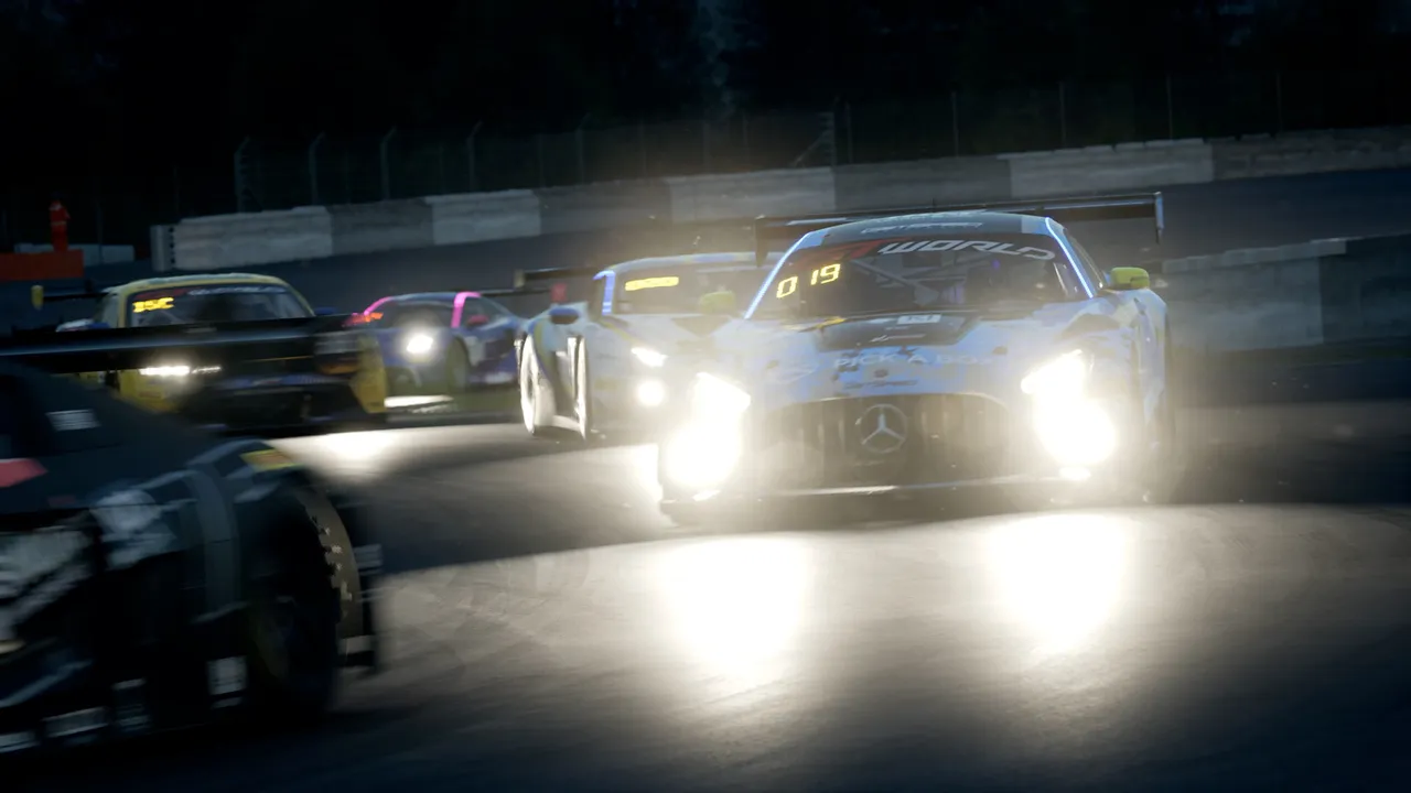 Vetture GT3 affiancate con i fari accesi durante una gara notturna in pista